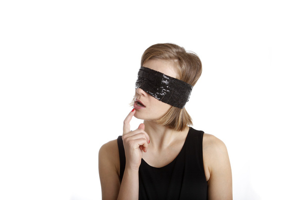 Mujer joven con los ojos vendados
 - Foto, imagen