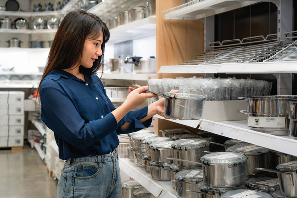 Asian women are choosing to buy new kitchenware in the mall. Sho - Φωτογραφία, εικόνα