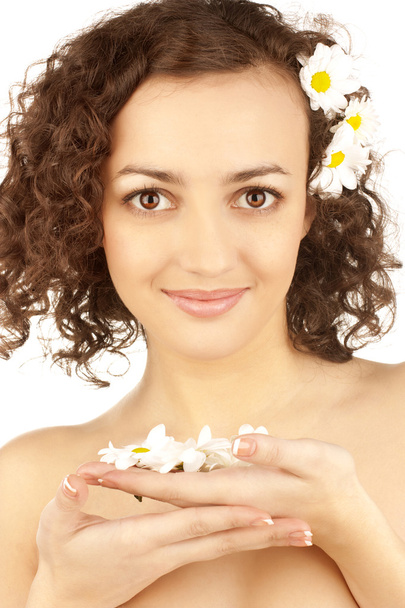 Beautiful woman with camomile flower - Foto, Imagen