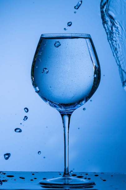  вода, склянка, напій, бризки, рідина, налив, синій, ізольований, крапля, білий, напій, свіжий, холодний, алкоголь, прозорий, бризки, вино, об'єкт, чистий, бульбашка, прозорий, налив, коктейль, лід
, - Фото, зображення