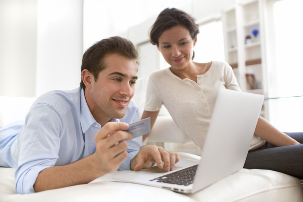 Couple using credit card to shop online - Foto, afbeelding