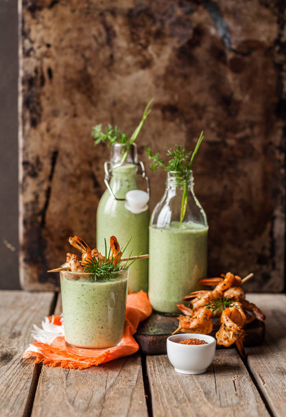 Chilled Cucumber Soup with Prawns - Foto, Imagen