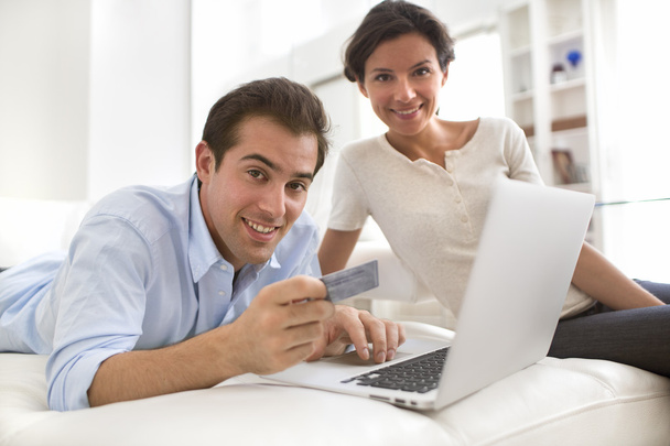 Couple using credit card to shop online - Φωτογραφία, εικόνα