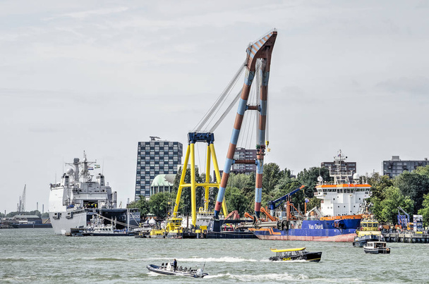 Rotterdam, Hollanda, 6 Eylül 2019: Wereldhavendagen (Dünya Liman Günleri) festivali sırasında Parkkade'de (Park Rıhtımı) demirlemiş çeşitli gemiler - Fotoğraf, Görsel