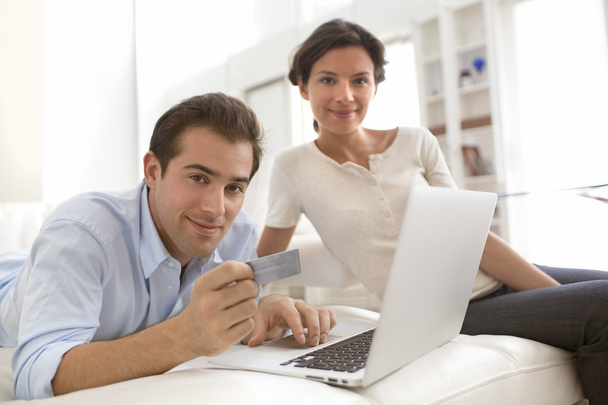 Couple using credit card to shop online - Foto, Bild