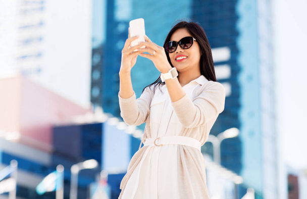 asian woman taking selfie by smartphone in city - Zdjęcie, obraz