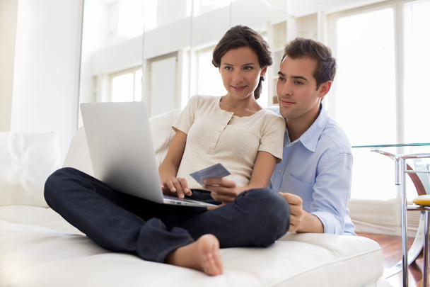Couple using credit card to shop online - Фото, зображення