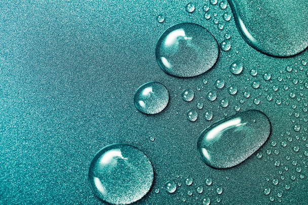 Gotas de agua sobre superficie metálica brillante y granulada, fondo abstracto con gotas húmedas
 - Foto, Imagen