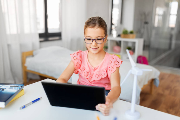 student girl using tablet computer at home - Foto, Bild