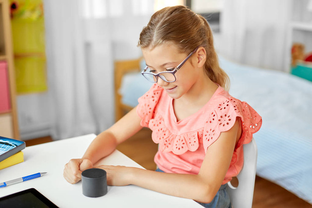 student girl using smart speaker at home - Foto, immagini