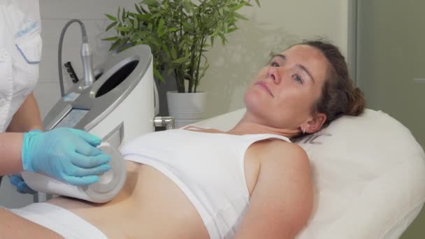 Зріла жінка насолоджується апаратним масажем ендосфери в клініці краси
 - Кадри, відео