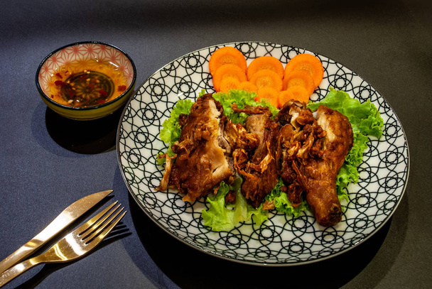 Paistettua kanaa japanilaisella lautasella uppopaistetulla salottisipulilla. paistettu
 - Valokuva, kuva