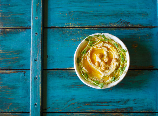 Хумус с оливковым маслом и капустой
 - Фото, изображение