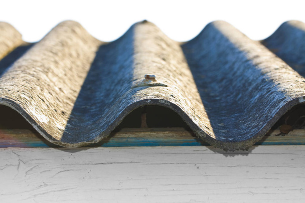 Paneles de techo de amianto peligroso - uno de los materiales más peligrosos en la industria de la construcción
 - Foto, Imagen