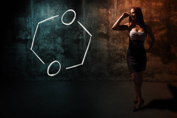 Ragazza sexy o segretaria o studentessa che presenta formula chimica disegnata a mano di Dioxane
 - Foto, immagini