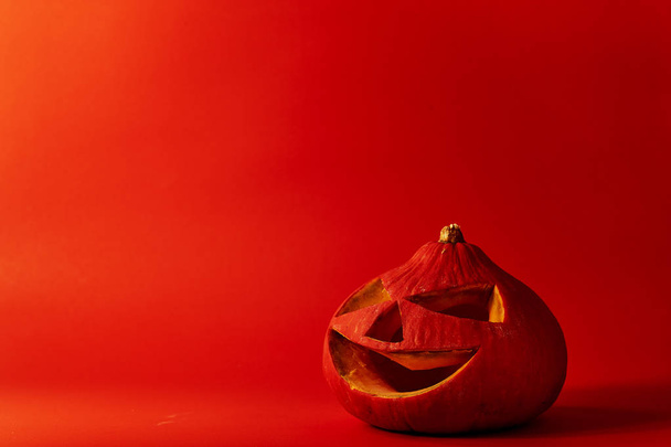 Calabaza de Halloween con miedo por la noche
 - Foto, imagen