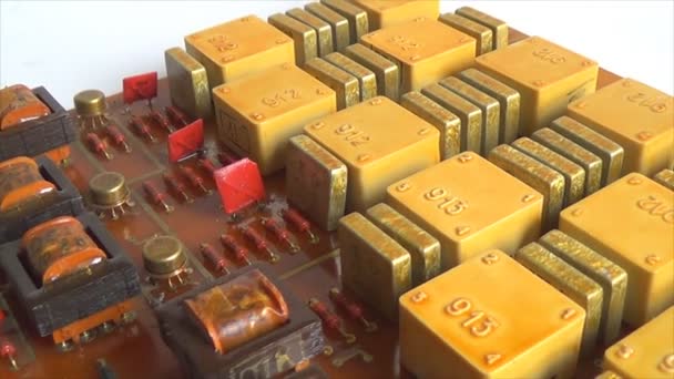Microchips van de radio componenten gemonteerd op het bord close-up - Video
