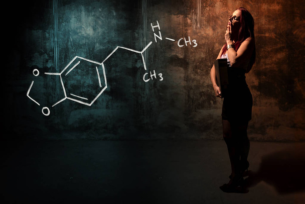 Seksowna dziewczyna lub Sekretarz lub studentka prezentująca wzór chemiczny o MDMA ekstazy - Zdjęcie, obraz