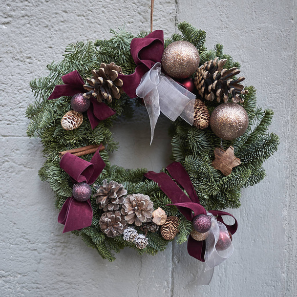 Milan, Italy - December 17, 2017 : Christmas wreath - Foto, Imagen