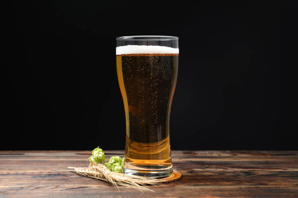 Mag with beer, spikelets and hop on wooden table, space for text - Foto, Bild