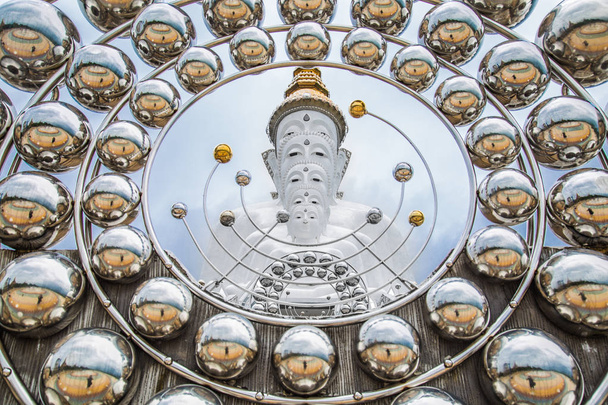 Ο ναός του φασονακαου με τις 5 βούδη στη Βόρεια Ταϊλάνδη - Φωτογραφία, εικόνα
