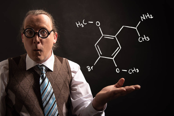 Професор презентує складену хімічну формулу Dimethoxybromoamphetamine Dob
 - Фото, зображення