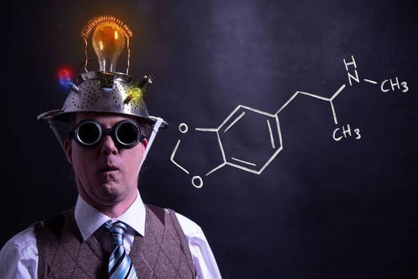 Nörtti esittelee MDMA-ekstaasin käsintehdyn kemiallisen kaavan
 - Valokuva, kuva
