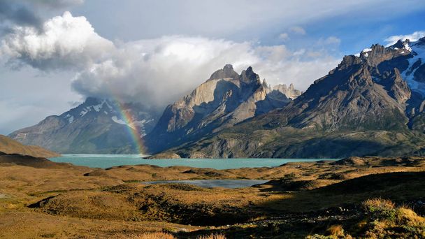 Torres del Paine (s. Patagonia vuoret ja järvi. Chile
 - Valokuva, kuva