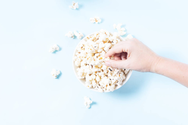 Scattered popcorn over yellow background - Foto, Imagen