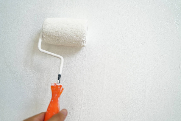 Mão de pintura de artista dentro de casa renovar
 - Foto, Imagem