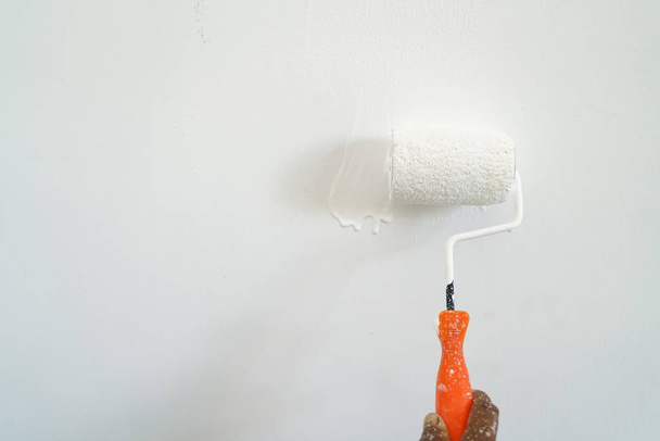 Mão de pintura de artista dentro de casa renovar
 - Foto, Imagem