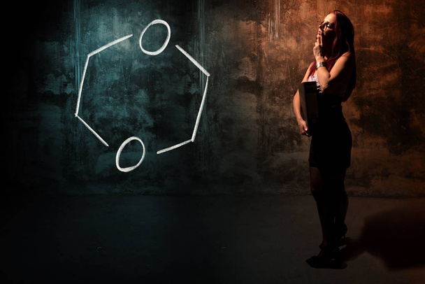 Sexy fille ou secrétaire ou étudiante présentant la formule chimique dessinée à la main de Dioxane
 - Photo, image