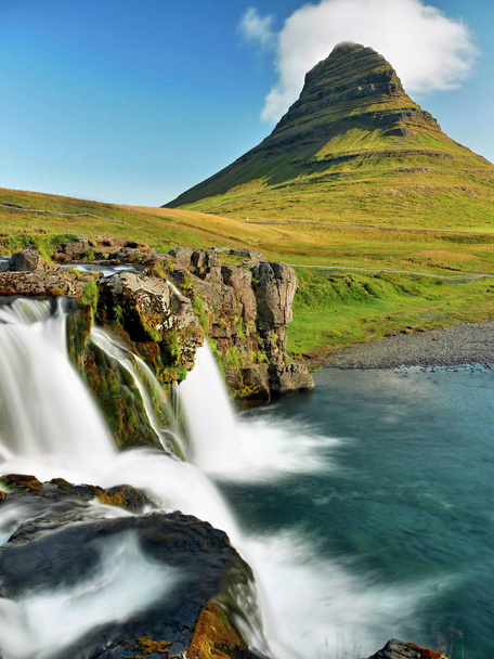 Cascada en las montañas. Islandia
 - Foto, Imagen