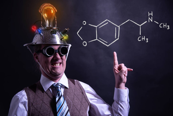 Nerd presentando fórmula química dibujada a mano de éxtasis MDMA
 - Foto, Imagen