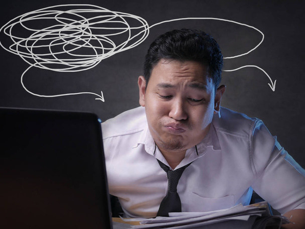 Cansado hombre molesto que trabaja en el ordenador portátil, Mala emoción negativa
 - Foto, Imagen