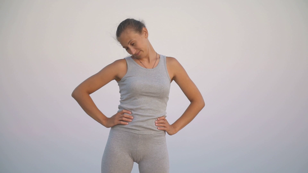 женщина делает тепловые упражнения для шейки матки
 - Кадры, видео