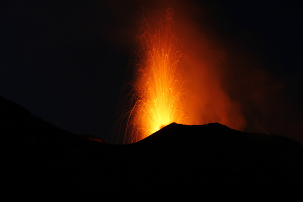 eruzione vulcanica con eruzione stromboliana
 - Foto, immagini