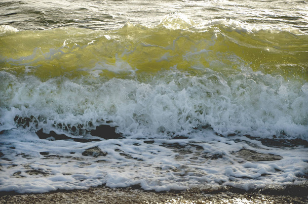 Meer schäumende Wellen plätschert auf sandigem Meeresgrund - Foto, Bild