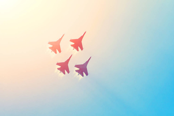 Skupina čtyř stíhacích letadel letadlo sluneční záře tónové přechodové nebe. - Fotografie, Obrázek