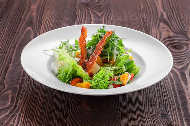 Salad with feta, tomato and bacon - Foto, Imagem