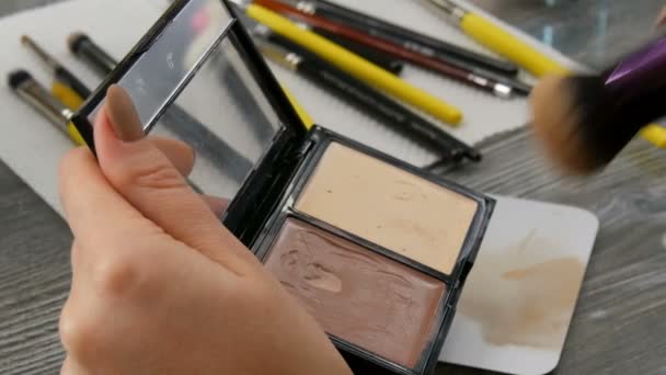 Pincel de maquiagem especial aplica base tonal marrom ou bege
 - Filmagem, Vídeo