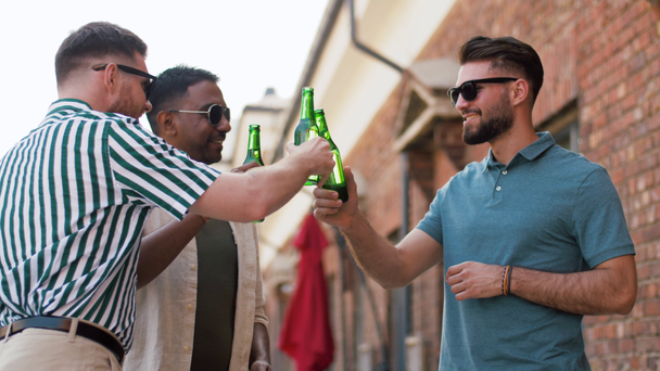 glückliche männliche Freunde, die Bier auf einer Dachparty trinken - Filmmaterial, Video