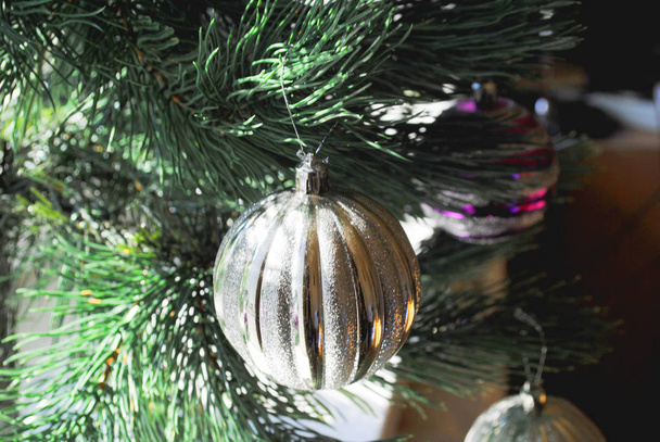 Рождественская елка игрушка (серебряный шар), рождественское украшение
 - Фото, изображение