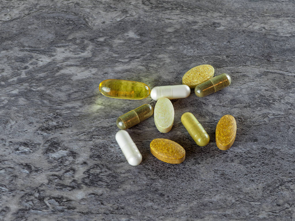 Medikamente Tabletten Nahrungsergänzungsmittel gesunde Medizin Medikamente Behandlungszusätze Pharmazie Pharmaindustrie auf Marmorgrund - Foto, Bild