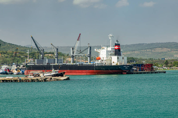 Πλοία, σκάφη, δοχεία, βιομηχανικά κτίρια στο λιμάνι του Πουέρτο Πλάτα, λιμάνι και αστικό τοπίο, Δομινικανή Δημοκρατία - Φωτογραφία, εικόνα