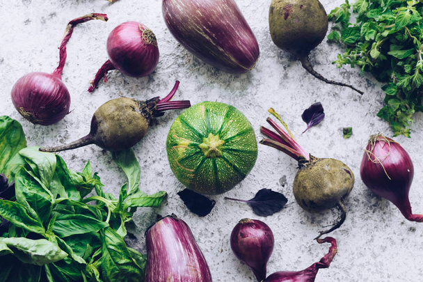 Flat-lay of green and purple raw vegetables - Foto, Bild