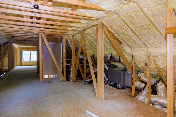 Isolamento in plastica espansa installato nella soffitta inclinata della nuova casa telaio
. - Foto, immagini