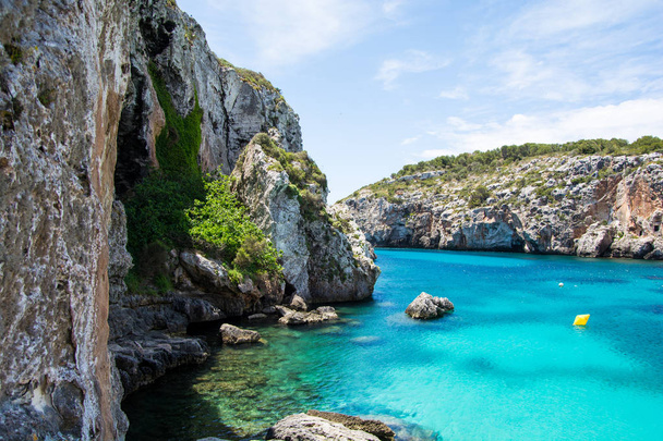 As belas enseadas de Cales na ilha de Menorca
 - Foto, Imagem