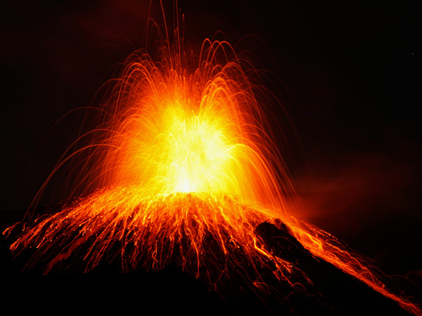 uitbarstende vulkaan vulkanausbruch bei nacht - Foto, afbeelding