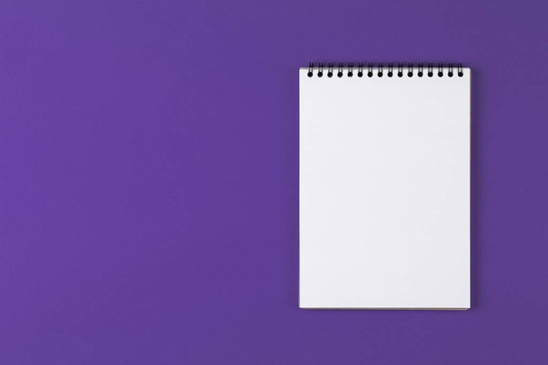 Notizbuch auf violettem Hintergrund öffnen - Foto, Bild